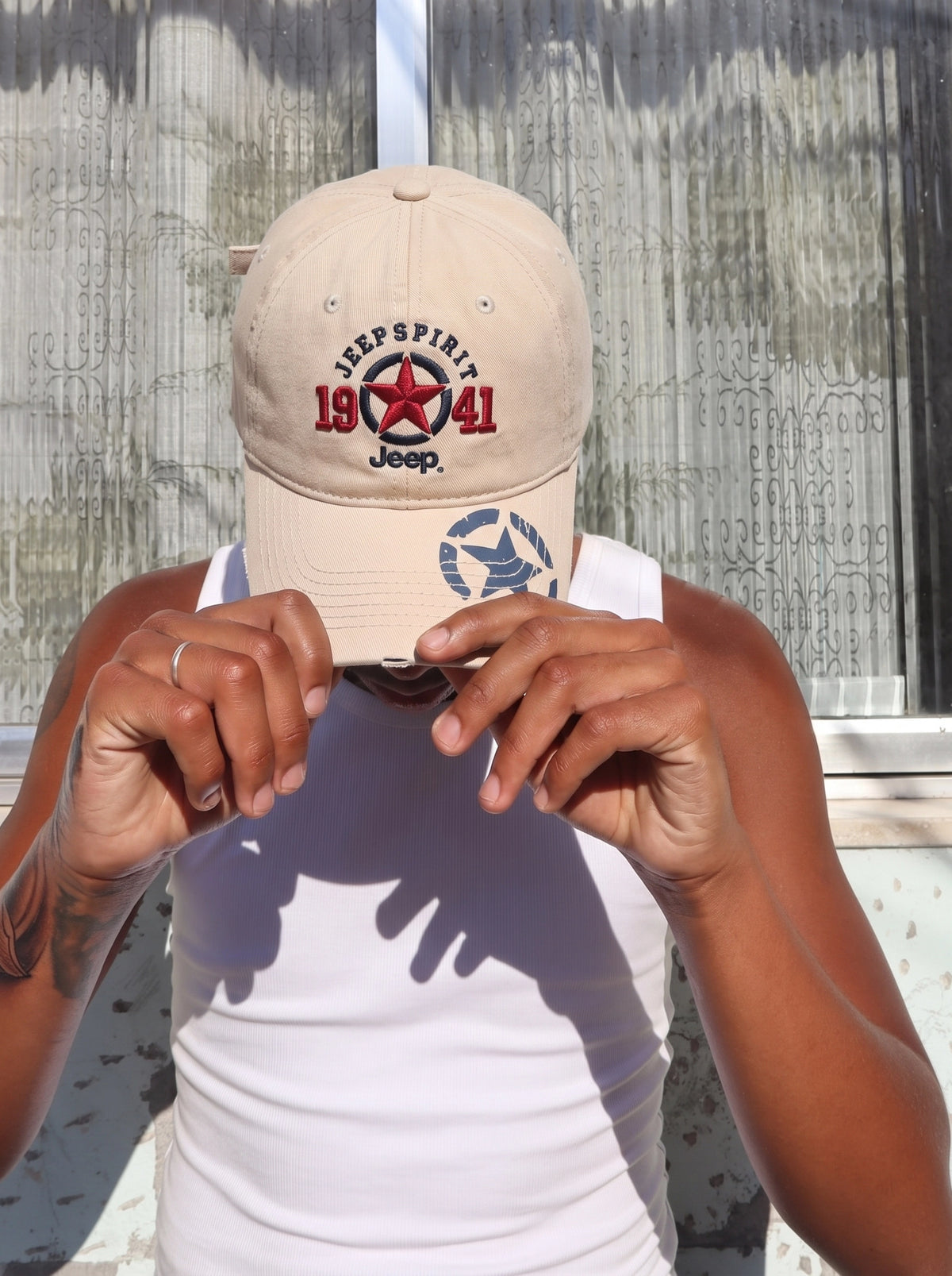 Model wearing the beige Jeep 1941 embroidered cap