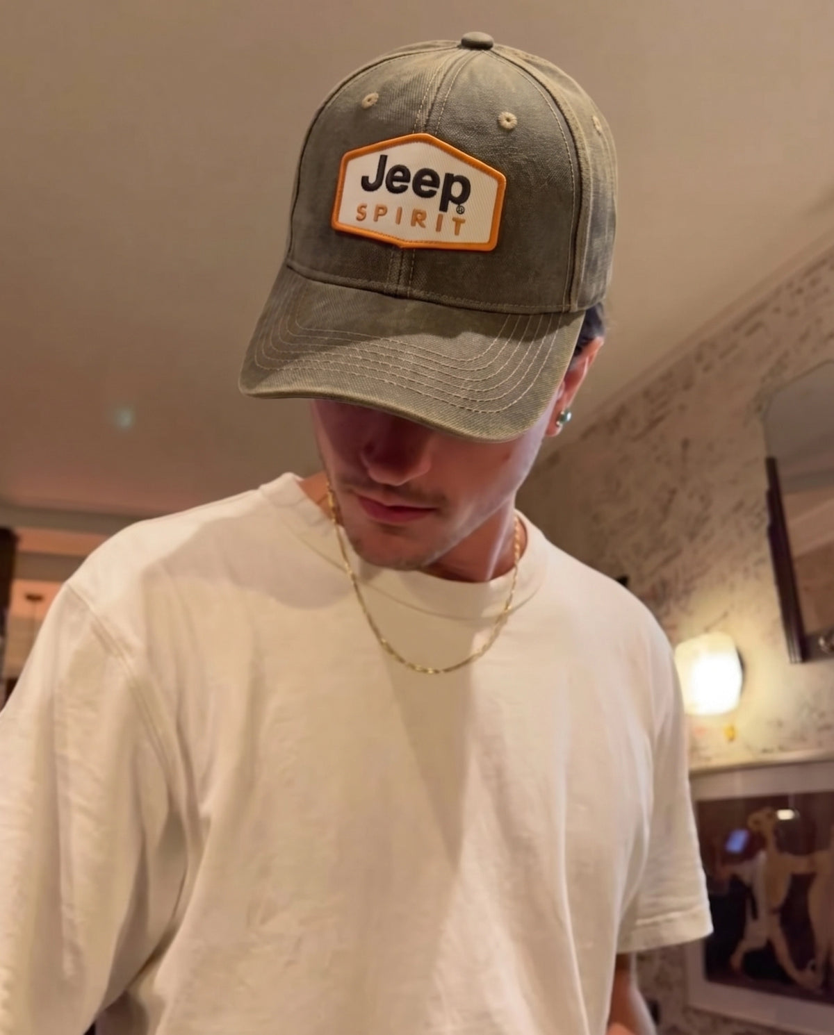 Model wearing the beige Jeep Spirit cap